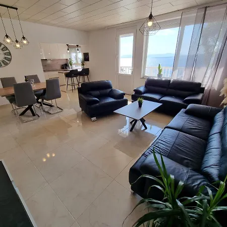 Niko Lux With Jacuzzi Only 70m From The Apartment Dramalj