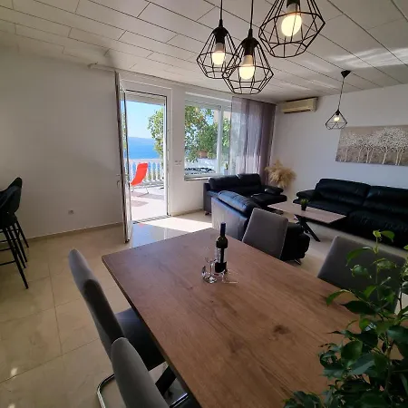 Daire Niko Lux With Jacuzzi Only 70m From The Dramalj